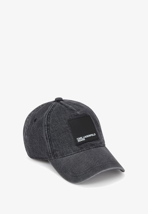 Tummanharmaa pesäpallolippis, joka on valmistettu teksturoidusta kankaasta. Edessä on neliönmuotoinen musta nahkapatche, jossa on valkoista brändäystä.