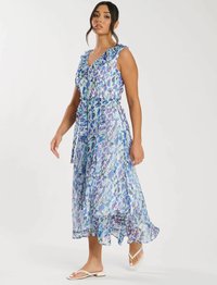 Leichtes, ärmelloses Kleid im blauen und lila Blumenmuster mit gerüschtem Ausschnitt und Bindeband in der Taille, das einen luftigen, knöchellangen Saum hat.