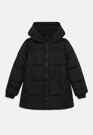 Veste d’hiver noire matelassée avec capuche, fermeture éclair à l’avant, deux poches latérales et doublure intérieure douce visible à l’intérieur de la capuche.