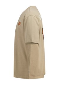 Beige puuvillane T-särk lühikeste varrukatega, esiküljel on graafiline kujundus oranžist lillest ja tekst "CALIFORNIA".