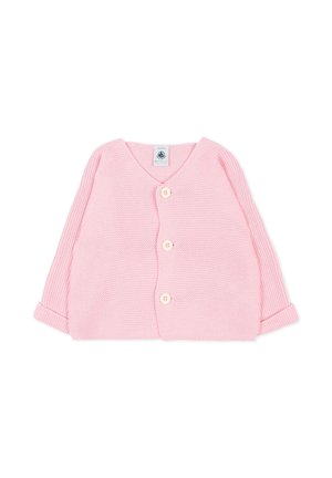 Cardigan rosa morbido lavorato a maglia per neonati con maniche lunghe, tre bottoni frontali e collo a V, disteso su sfondo bianco.