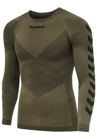 Olivgrön långärmad träningsskjorta med chevronstruktur och svarta accenter. Har ribbade muddarna och rundad halsringning. Logotypen är framtill.