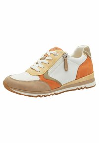 Sneaker con una combinazione di pelle e suede beige, bianco, arancione e verde. Caratterizzato da una chiusura con lacci fronte, cerniera laterale e dettagli testurizzati.