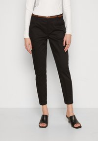 Svarta skräddarsydda byxor i bomull med slim fit, som har ett brunt bälte, klassisk design och en slät textur. Bärs med svarta öppen-tå sandaler.