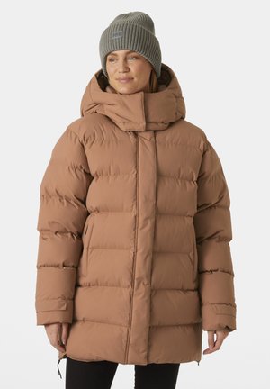 Giacca puffa marrone con collo alto e cappuccio, caratterizzata da un design trapuntato, tasche laterali e un berretto a coste grigio.