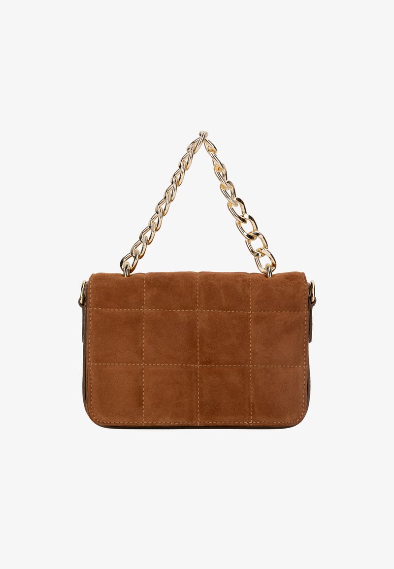 Borsa in suede marrone con design trapuntato, dotata di tracolla in catena dorata. Forma rettangolare con una texture liscia e dettagli cuciti.
