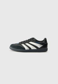 adidas Performance PREDATOR FREESTYLE JUDE INDOOR FOOTBALL SHOES - Beltéri futballcipő - core black/silver-coloured/glory blue