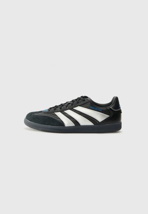 PREDATOR FREESTYLE JUDE INDOOR FOOTBALL SHOES - Halové kopačky - core black/silver-coloured/glory blue