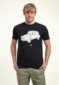 Svart bomull t-shirt med en vit linjeteckning av en vintage bil på framsidan. Korta ärmar och design med rundad hals.