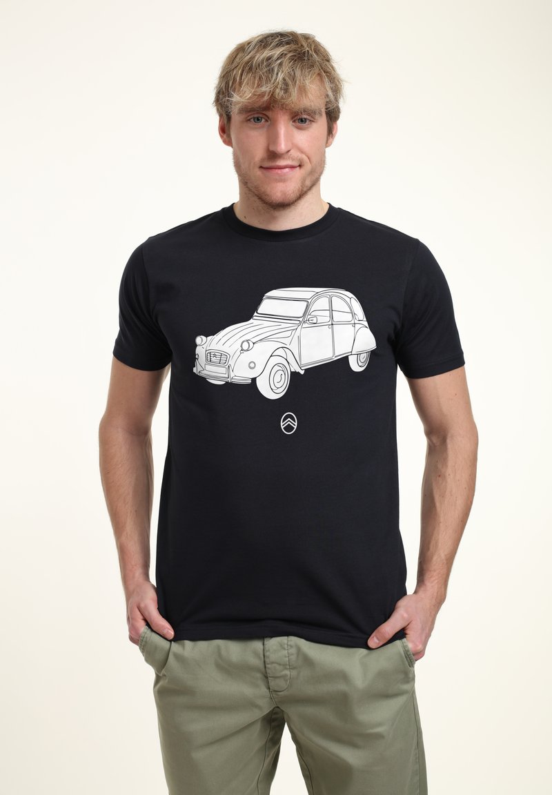 Svart bomull t-shirt med en vit linjeteckning av en vintage bil på framsidan. Korta ärmar och design med rundad hals.