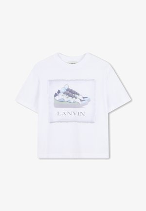 Hvid T-shirt med korte ærmer med en grafik af pastel-farvede sneakers og teksten "LANVIN" under sneakers på forsiden.