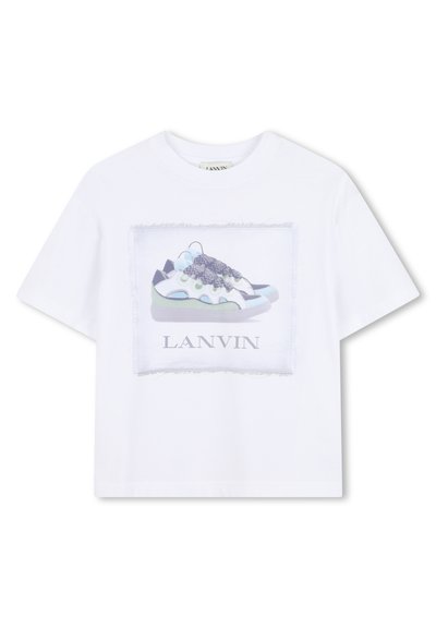 Λευκό κοντομάνικο μπλουζάκι με γραφικό απεικόνισης παπουτσιών σε παστέλ χρώματα και το κείμενο "LANVIN" κάτω από τα παπούτσια στην μπροστινή πλευρά.
