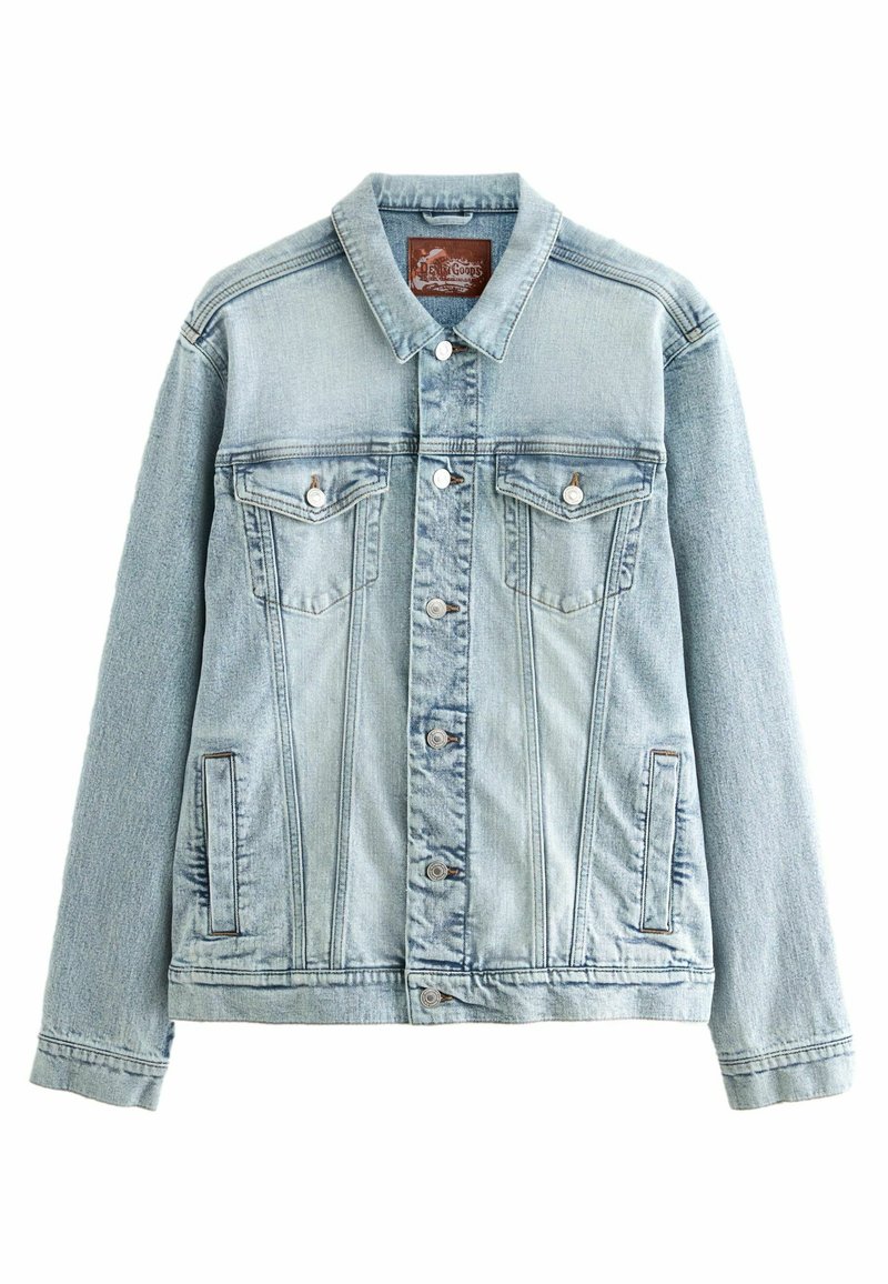 Lichtblauwe denimjack met een klassieke snit, voorzien van twee borstzakken, knoopsluiting en zichtbare stikdetails.