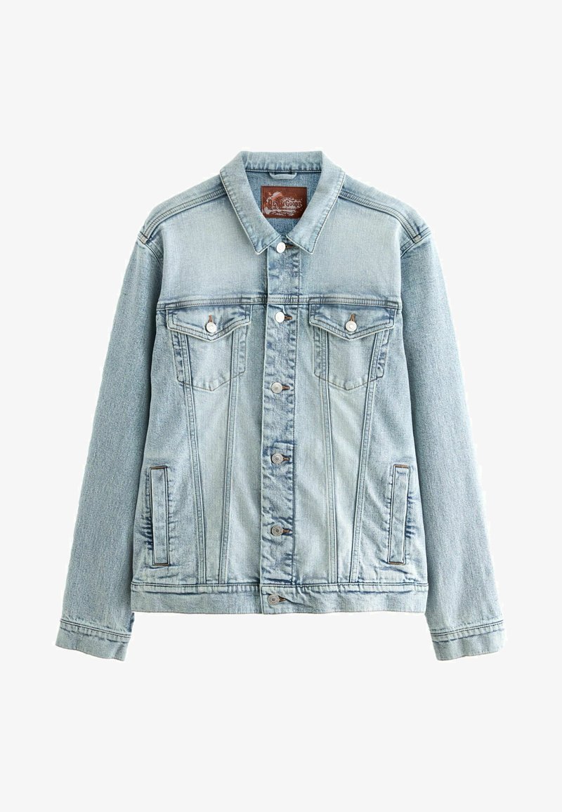 Lichtblauwe denimjack met een klassieke snit, voorzien van twee borstzakken, knoopsluiting en zichtbare stikdetails.