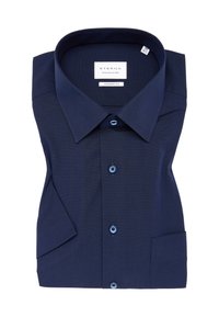 Navyblaues Hemd mit Komfortschnitt, Standardkragen, blauen Knöpfen und einer einzelnen Tasche auf der linken Seite.