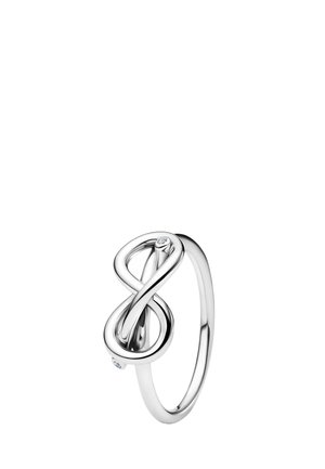 Anello d'argento con un design intrecciato e un piccolo accento di diamante, texture liscia e finitura lucida. Forma semplice ed elegante.