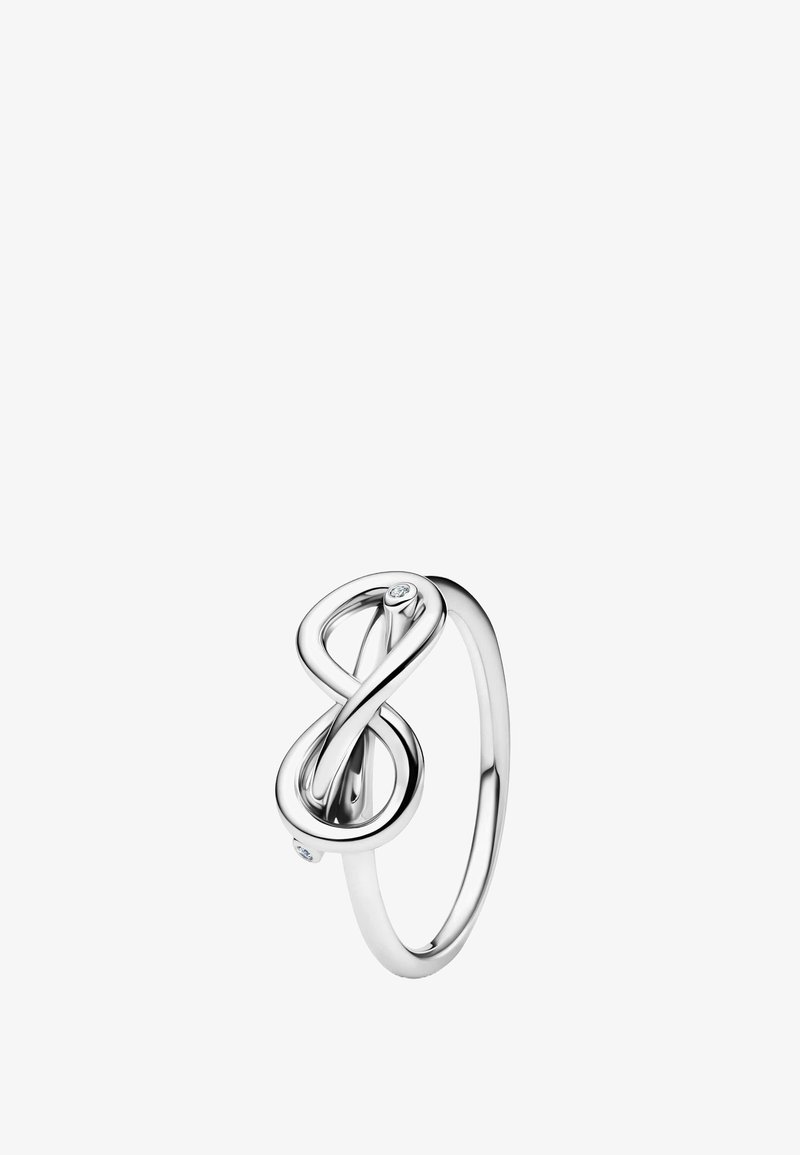 Anello d'argento con un design intrecciato e un piccolo accento di diamante, texture liscia e finitura lucida. Forma semplice ed elegante.