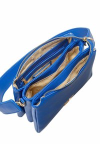 Blauwe leren schoudertas met twee ritscompartimenten en een gestreepte binnenkant, met een gladde textuur en accenten van goudkleurig beslag.