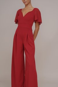 Rode jumpsuit met een V-hals, korte uitlopende mouwen en een wijde pijpenontwerp. Gemaakt van een gladde stof met verticale plooien bij de taille.
