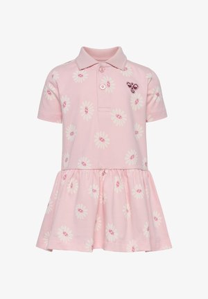 Pink polo kjole med korte ærmer, der har et blomsterprint med hvide margueritter og en opsmøget, flared nederdel. Blødt bomuldsmateriale.