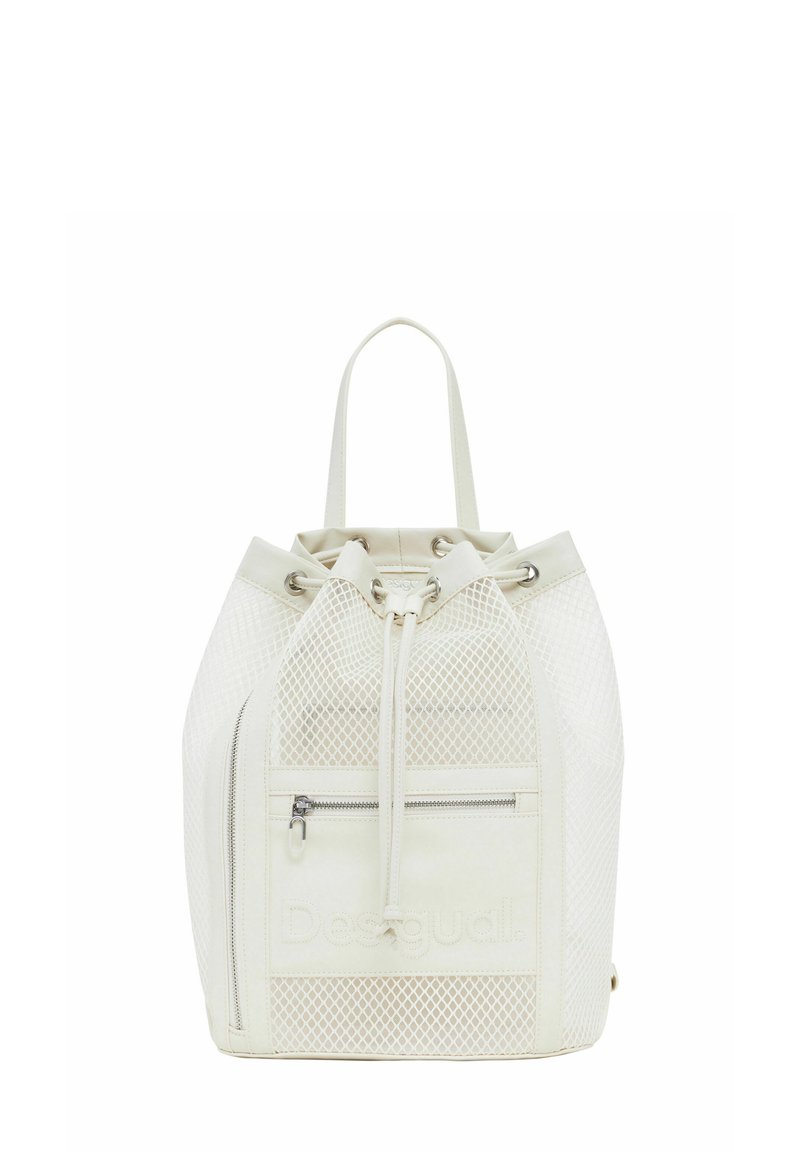 Borsa a secchiello bianca e texturizzata con design a rete, chiusura con cordoncino regolabile e tasca frontale con zip. Logo del marchio embossato.