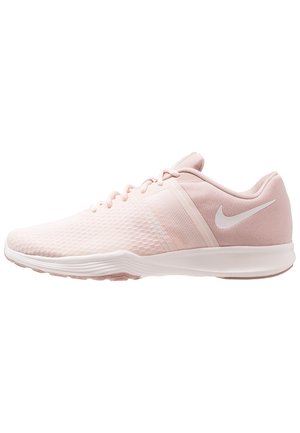 Lyserød Nike løbesko med mesh-overdel, hvid sål, snørebånd og hvid Nike swoosh-logo på siden, vist i profil.
