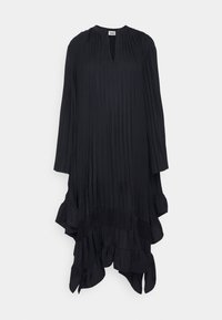 Černé plisované šaty s dlouhými rukávy, výstřihem do V a asymetrickým lemem s volánkovými okraji a lehkou, texturovanou látkou.