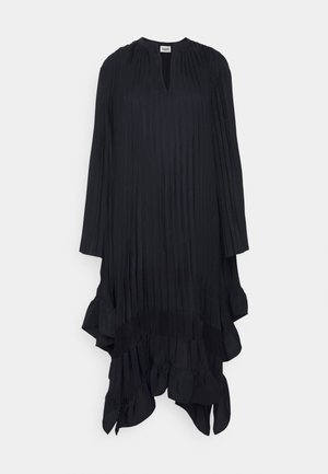 Vestido negro plisado con mangas largas, escote en V y dobladillo asimétrico que presenta bordes con volantes y una tela ligera y texturizada.