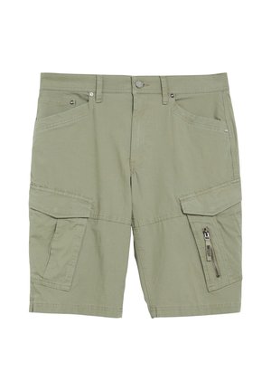 Jasnozielone krótkie spodnie typu cargo z wieloma kieszeniami, w tym kieszenią na zamek po prawej stronie oraz szlufkami na pasek w talii.