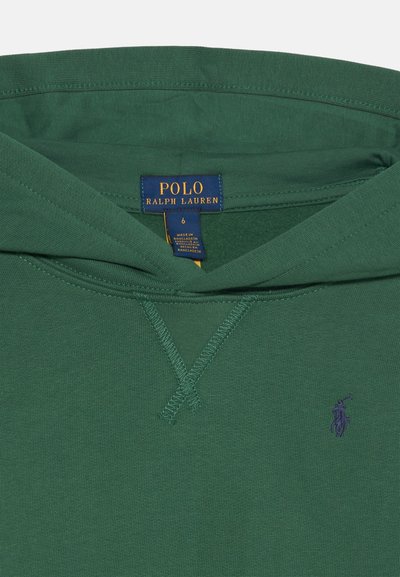 Πράσινο φούτερ Polo Ralph Lauren με κεντημένο λογότυπο στο στήθος και ετικέτα μεγέθους που δείχνει τον αριθμό έξι μέσα στο γιακά.