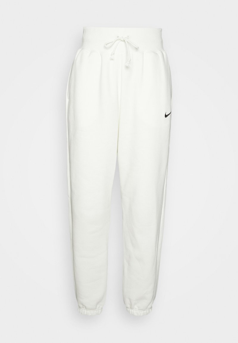 Pantalones de chándal blancos hechos de una tela suave, con una cinturilla elástica con cordón, bolsillos laterales y un logo negro de Nike en el muslo izquierdo.