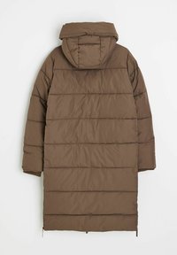 Brązowy, pikowany długi płaszcz z kapturem, z pionowymi przeszyciami. Gładka tekstura oraz luźny fason z bocznymi suwakami u dołu.