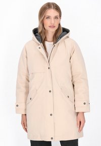 Beige isoleret parka med grå hætte, trykknapper, to frontlommer og en let løs pasform. Glat tekstur og vandafvisende materiale.