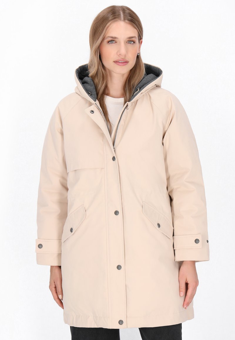 Beige isoleret parka med grå hætte, trykknapper, to frontlommer og en let løs pasform. Glat tekstur og vandafvisende materiale.