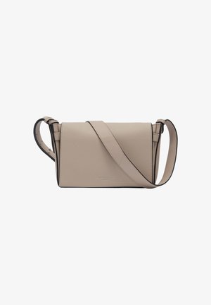 Beige Leder Umhängetasche mit einem strukturierten Design, verstellbarem Riemen und dezentem Branding. Texturierte Oberfläche mit klaren Linien und minimalen Akzenten.