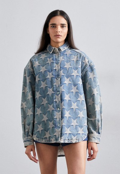 Cămașă din denim cu o bază de culoare albastru deschis, decorată cu un model de stele în nuanțe variate de albastru și gri, cu mâneci lungi și deschidere cu nasturi.