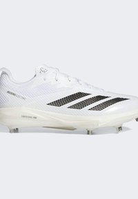 Adizero Electric jalkapallokengät valkoisena ja mustana, joissa on verkkokuitupinta, kevyt pohja, kulmikas muotoilu ja kuusi nastaa pitoon.