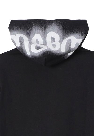 Felpa nera con cappuccio decorato da un motivo bianco sfumato e testo stilizzato. Tessuto morbido e vestibilità comoda. In evidenza una tasca a marsupio.