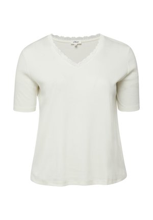 Biała bluzka z krótkim rękawem, z dekoltem w serek wykończonym koronką, o swobodnym kroju i gładkiej tkaninie, przedstawiona na jednolitym tle.