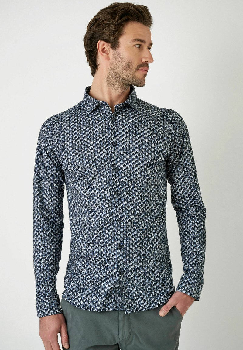 Langärmliges Hemd mit Knöpfen in Marineblau mit geometrischem Muster. Mit einem spitzen Kragen und Knopfmanschetten, gefertigt aus glattem Stoff.