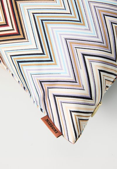 Textúrovaný vankúš so zigzagovým vzorom v pastelových farbách, s hnedou nálepkou s nápisom "Missoni" v rohu.