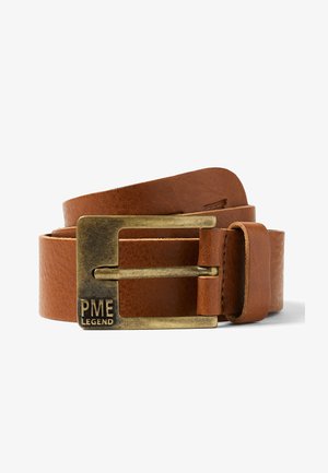 Brązowy skórzany pasek zwinięty z postarzaną prostokątną klamrą mosiężną, na której wygrawerowano "PME LEGEND" na białym tle.