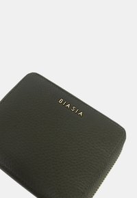 Portafoglio in pelle nera con una texture a granuli, caratterizzato da un logo dorato "BIASIA" sul davanti e cuciture in contrasto lungo i bordi.