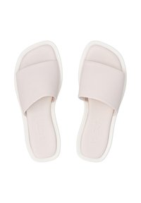 Lichtroze schuimsandalen met een brede bovenband en een witte zool. Het materiaal is glad met een matte afwerking en heeft geen extra patronen.
