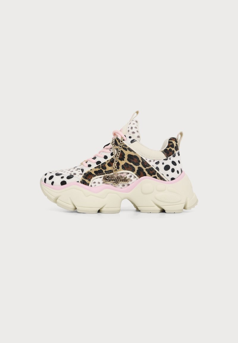 Chunky sneaker με λευκές και μαύρες πουά, λεπτομέρειες με λεοπάρ μοτίβο, ροζ κορδόνια, χοντρή κρεμ σόλα και χρυσή αλυσίδα με λογότυπο στο πλάι.