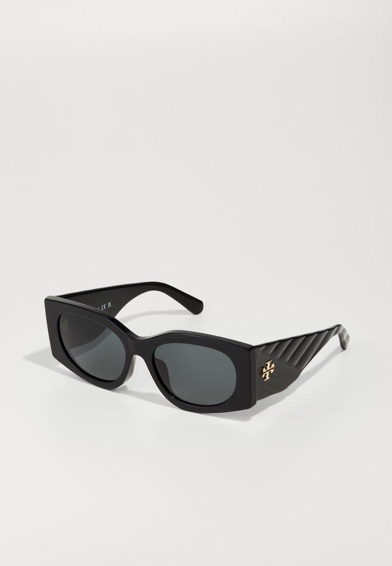 Schwarze Sonnenbrille mit rechteckigem Rahmen, dunklen Gläsern, strukturierten Seitenarmen und einem goldenen Akzent-Logo am Schläfenbereich. Mattes Finish.