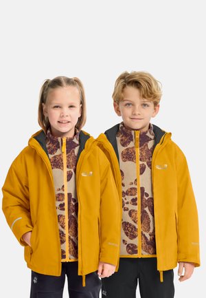 Twee kinderen dragen bijpassende gele jassen en fleecejassen met luipaardprint en staan naast elkaar tegen een effen achtergrond.