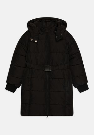 Cappotto nero imbottito con zip frontale, cappuccio regolabile e vita con cinturino. Presenta polsini a costine e motivo a trapunta orizzontale.