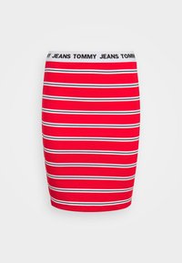 Roter gestreifter Rock mit horizontalen weißen und schwarzen Streifen, ausgestattet mit einem weißen Taillenbund, der in schwarzen Buchstaben "TOMMY JEANS" trägt.