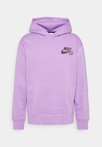 Lavendelfärgad Nike SB huvtröja med en framficka och logotyp på vänster bröst, designad för bekväm och avslappnad användning.